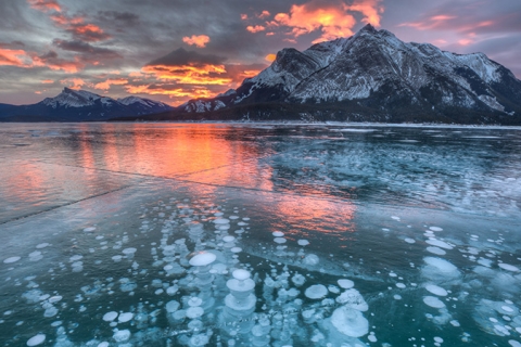 亚伯拉罕湖冰层中气泡奇观(4K壁纸)