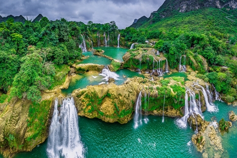 归春河上的板约德天瀑布(4K壁纸)