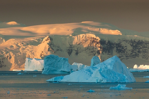 南极洲的冰山(4K壁纸)